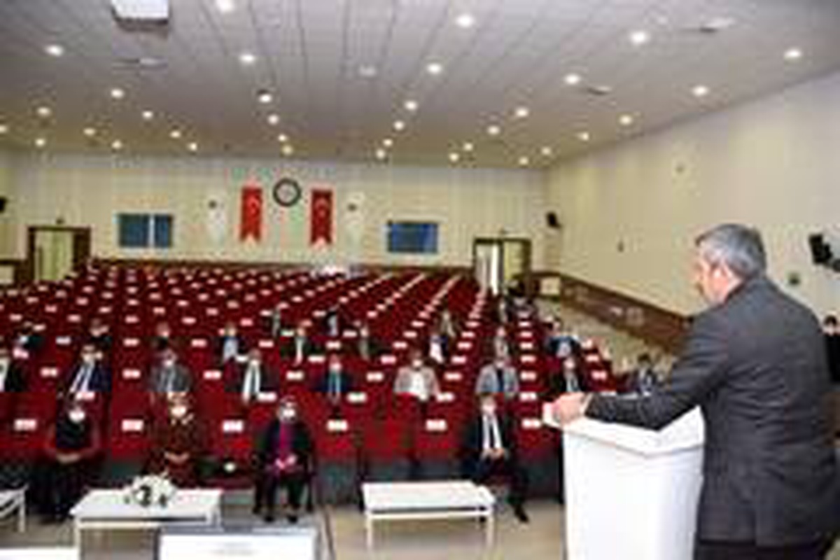 Vali Sezer, muhtarlarla bir araya geldi