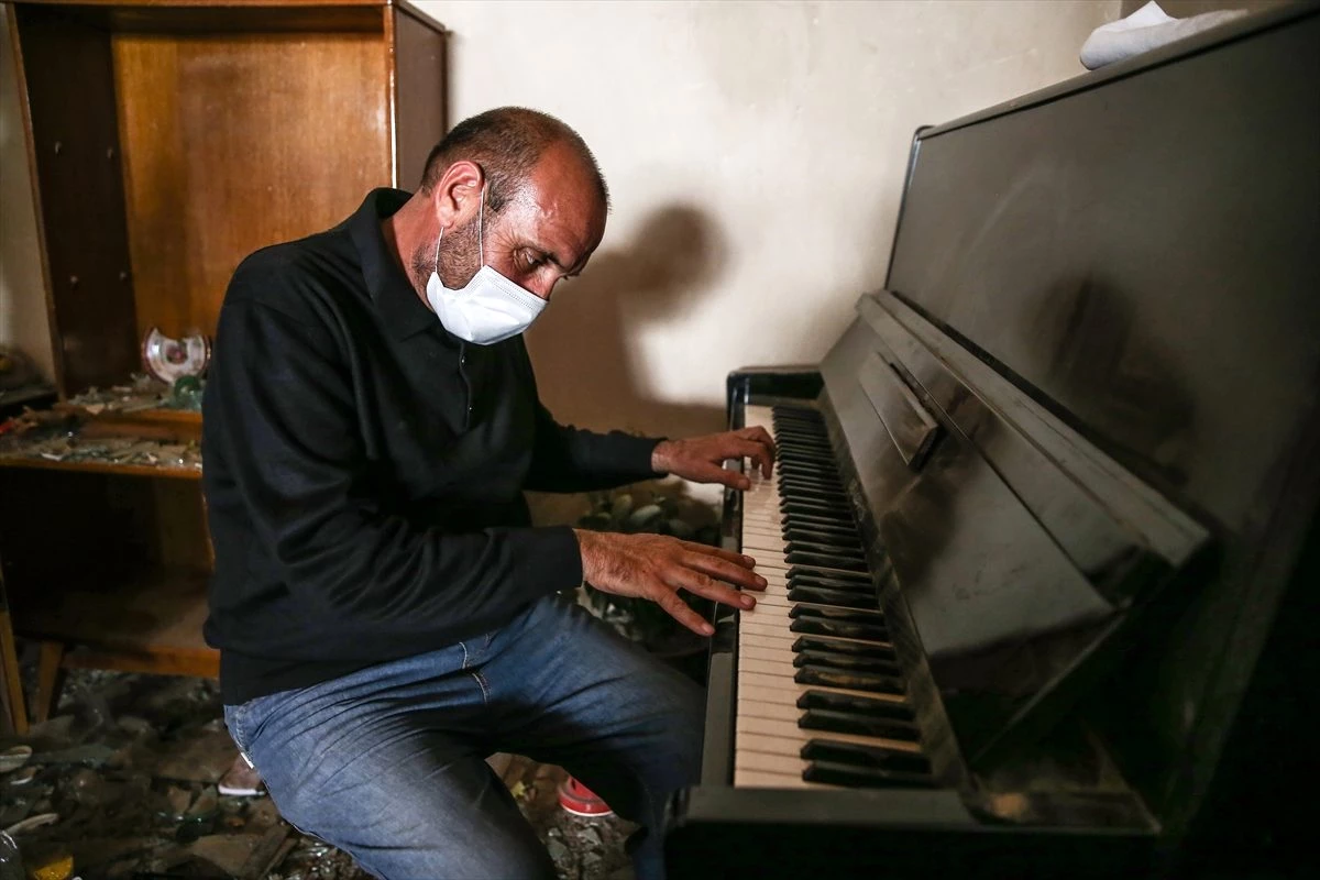 Azerbaycanlı Semedov, Gence\'de yıkılan evinde piyanosunu çaldı