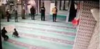 Babanın, camiyi sevdirmek için oğluyla oynadığı oyun kamerada