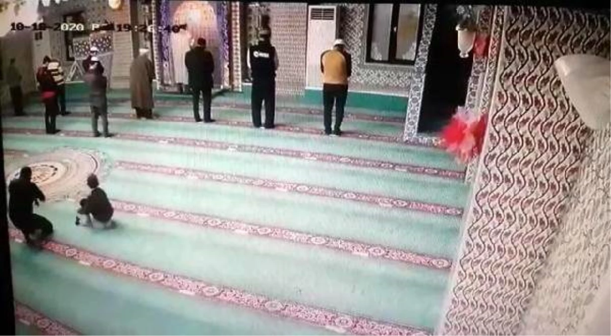 Babanın, camiyi sevdirmek için oğluyla oynadığı oyun kamerada