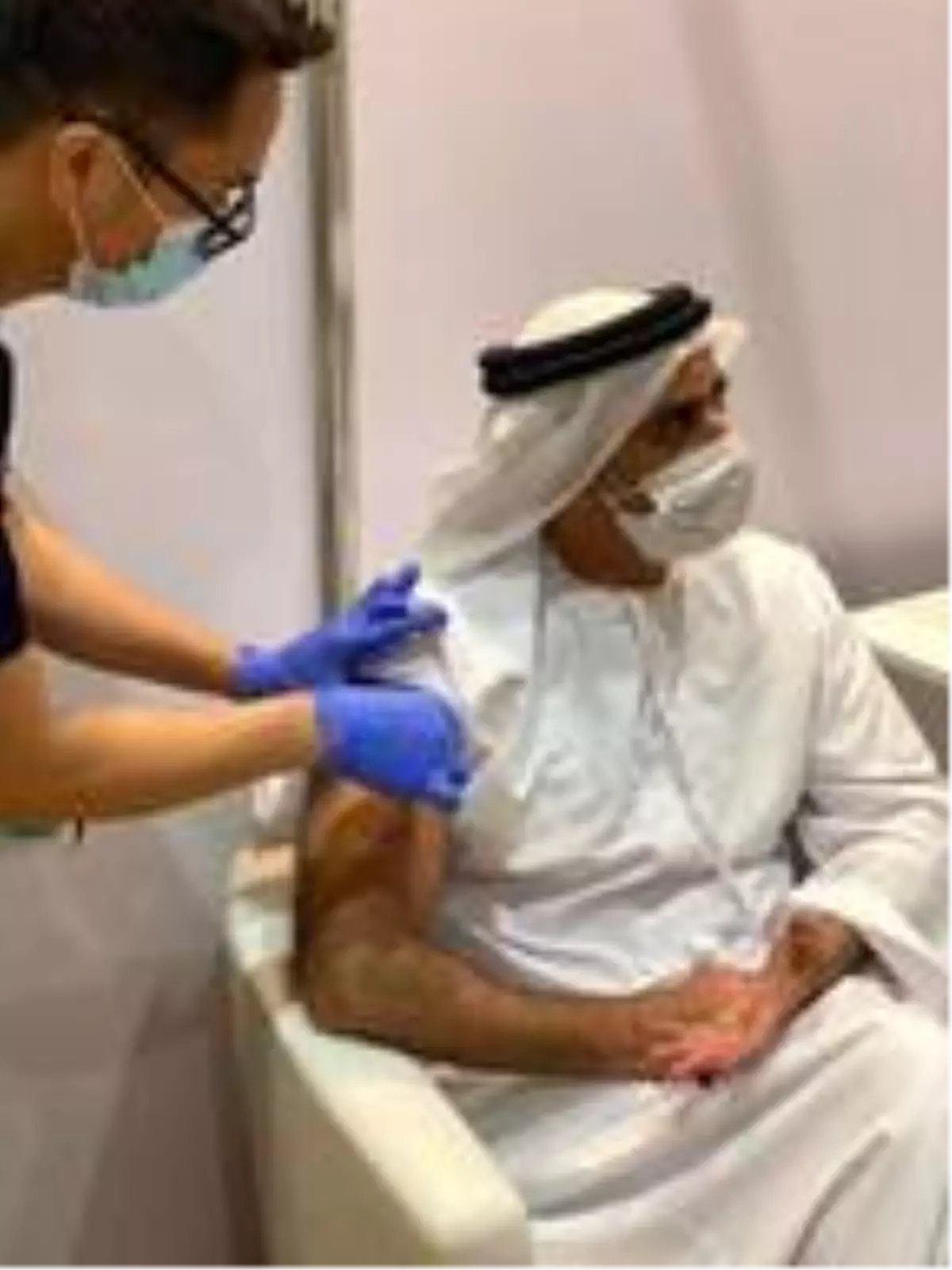 Son dakika! BAE Başbakan yardımcısı Şeyh Saif bin Zayed Covid-19 aşısını denedi