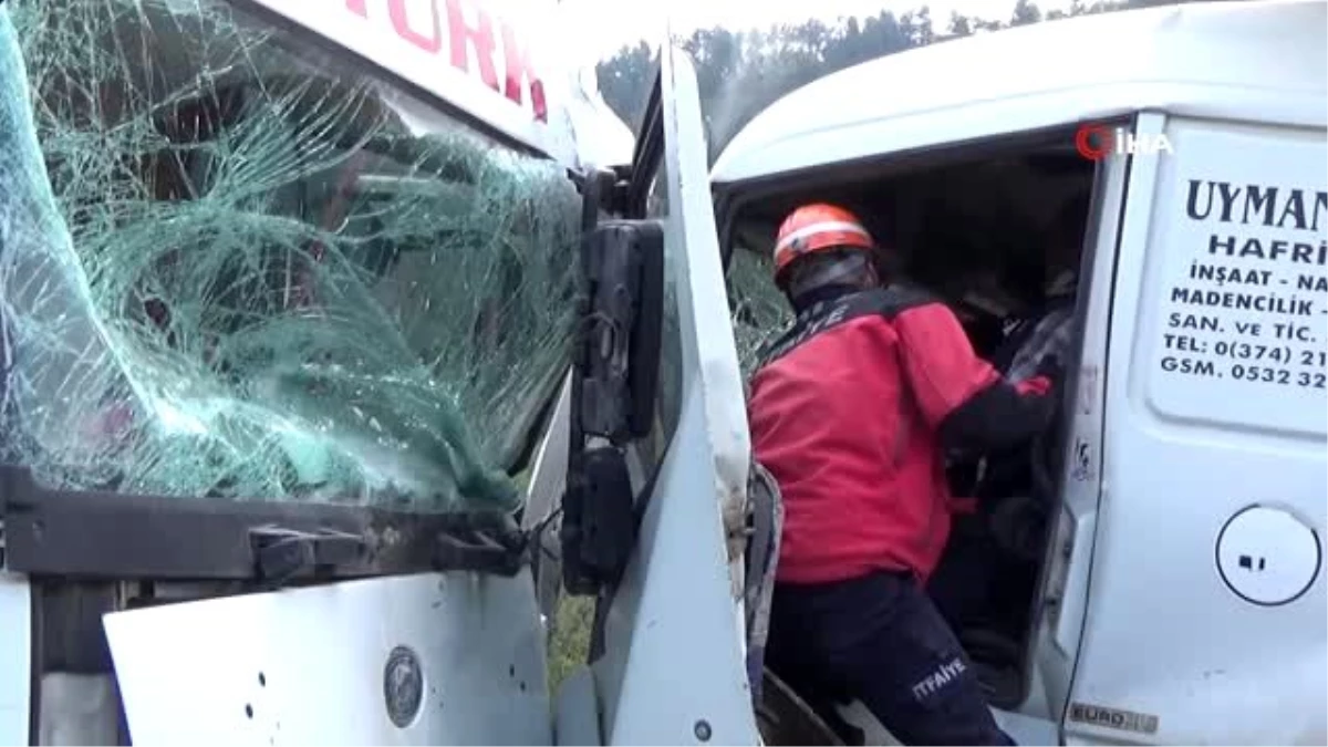 Bolu\'da kamyonlar kafa kafaya çarpıştı: 2 yaralı