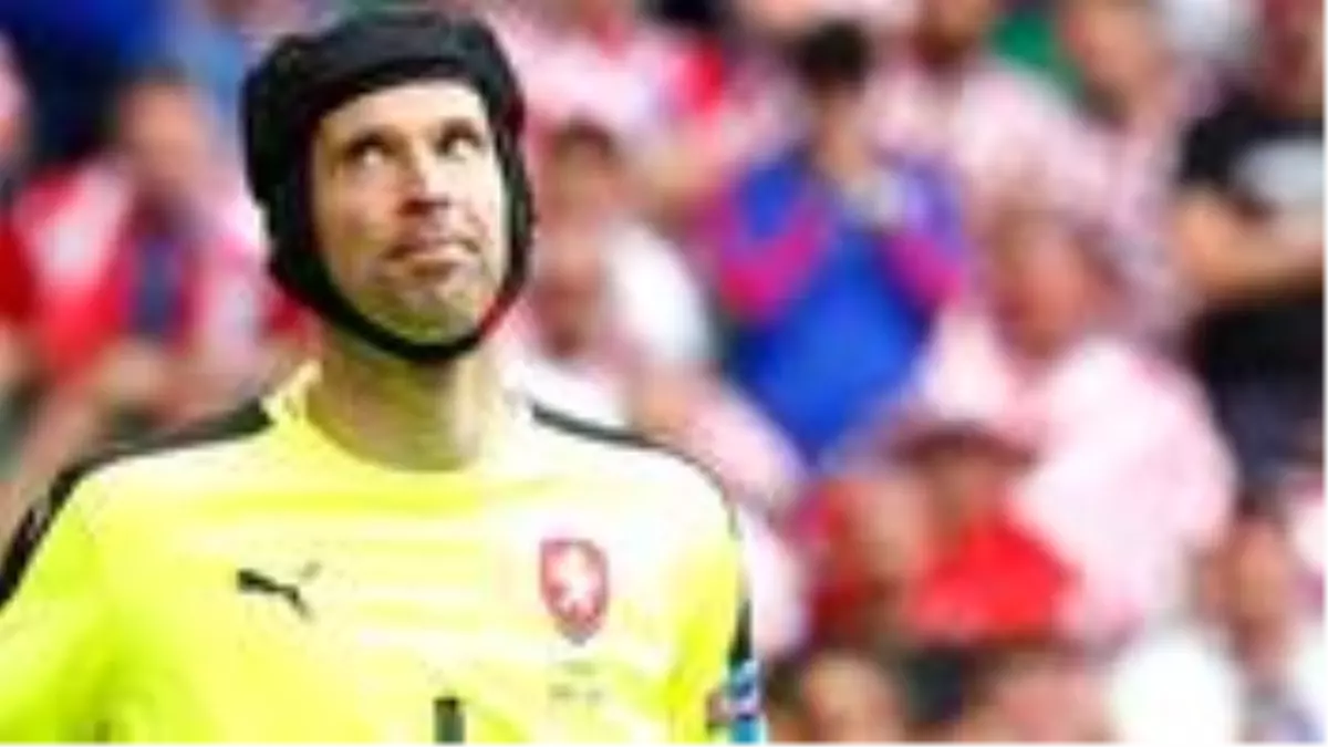 Çek kaleci Petr Cech, bir yıl sonra Chelsea ile futbola döndü