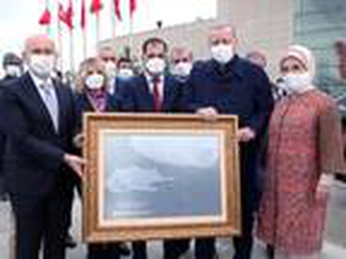 Son dakika haberi... Cumhurbaşkanı Erdoğan\'a, 15 Temmuz\'da çizdiği rotanın tablosu hediye edildi