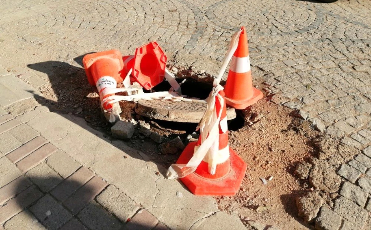 Erdek\'te Telekom\'a ait altyapı bacası çöktü