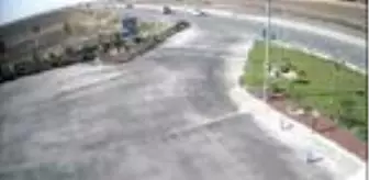 Kamyonet ile çarpışan otomobilin takla attığı anlar kamerada