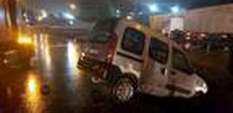 Kamyonetin kasasından dökülen demirler kazaya neden oldu: 1 yaralı