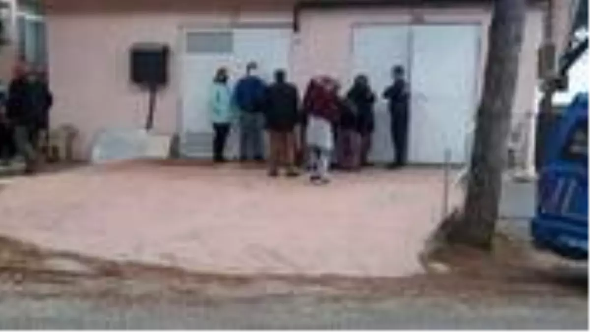 Köy muhtarı, av sırasında domuz yerine arkadaşını vurdu