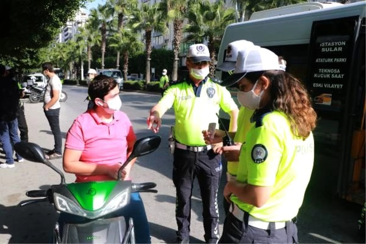 Koronavirüs denetiminde maskeli motosiklet sürücüleri kask takmadıkları için ceza yedi