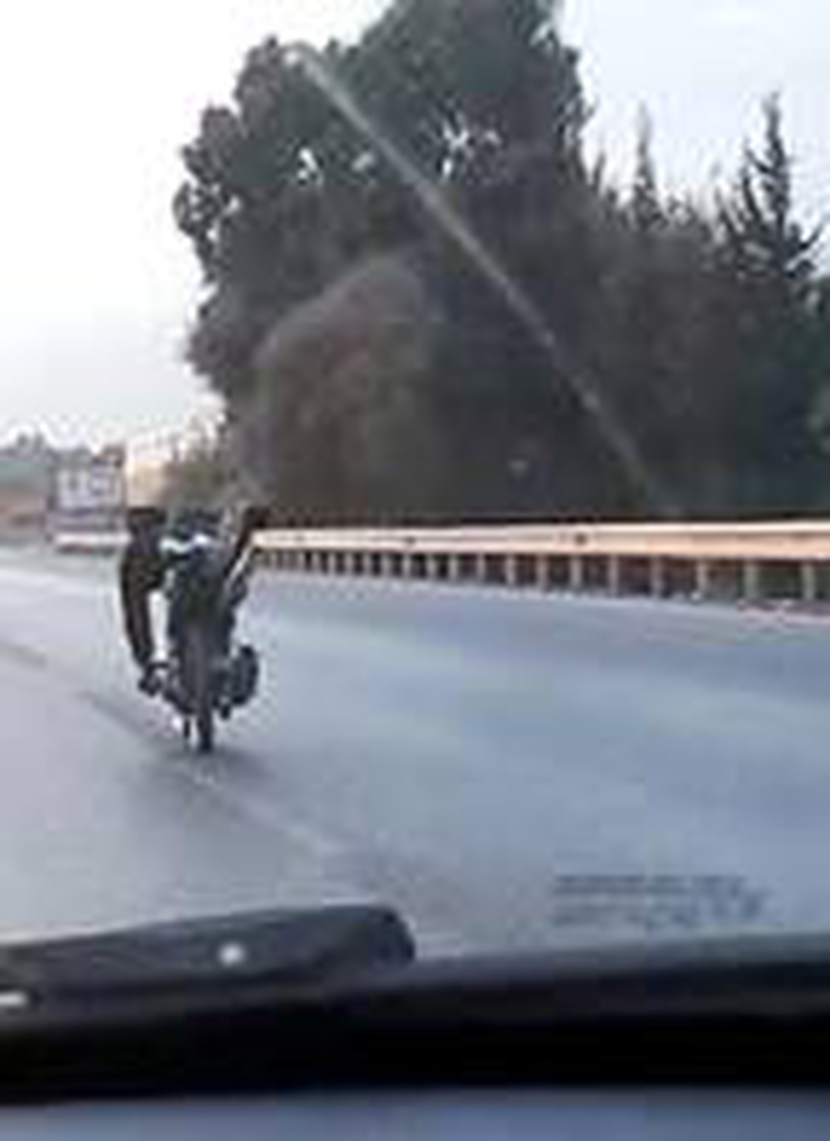 Motosiklet sürücüsünün tehlikeli yolculuğu kamerada