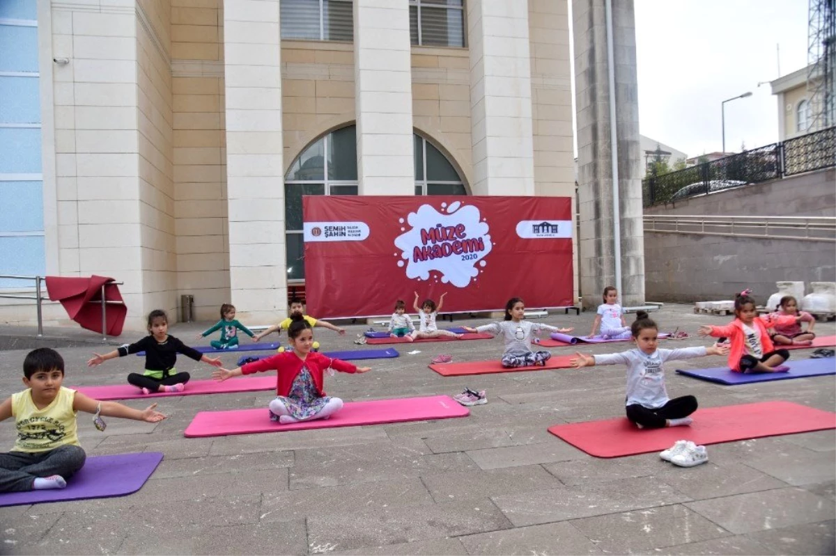 Pandemi sürecinden bunalan çocuklar yoga ile rahatladılar