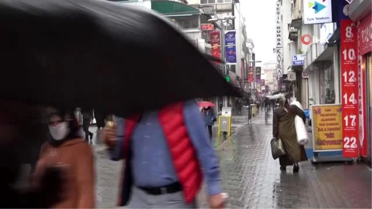 Samsun\'da sağanak yağış şemsiye satışlarını arttırdı