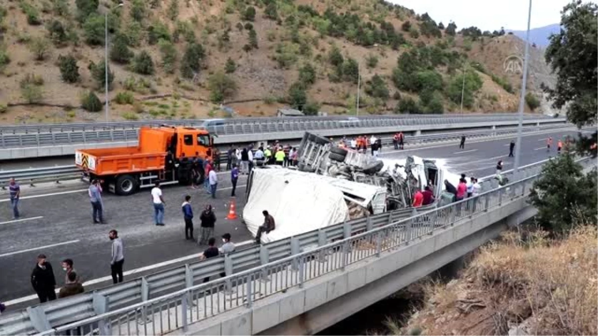 Tanker ve kamyonun devrilmesi sonucu kapanan Niğde-Adana otoyolu ulaşıma açıldı