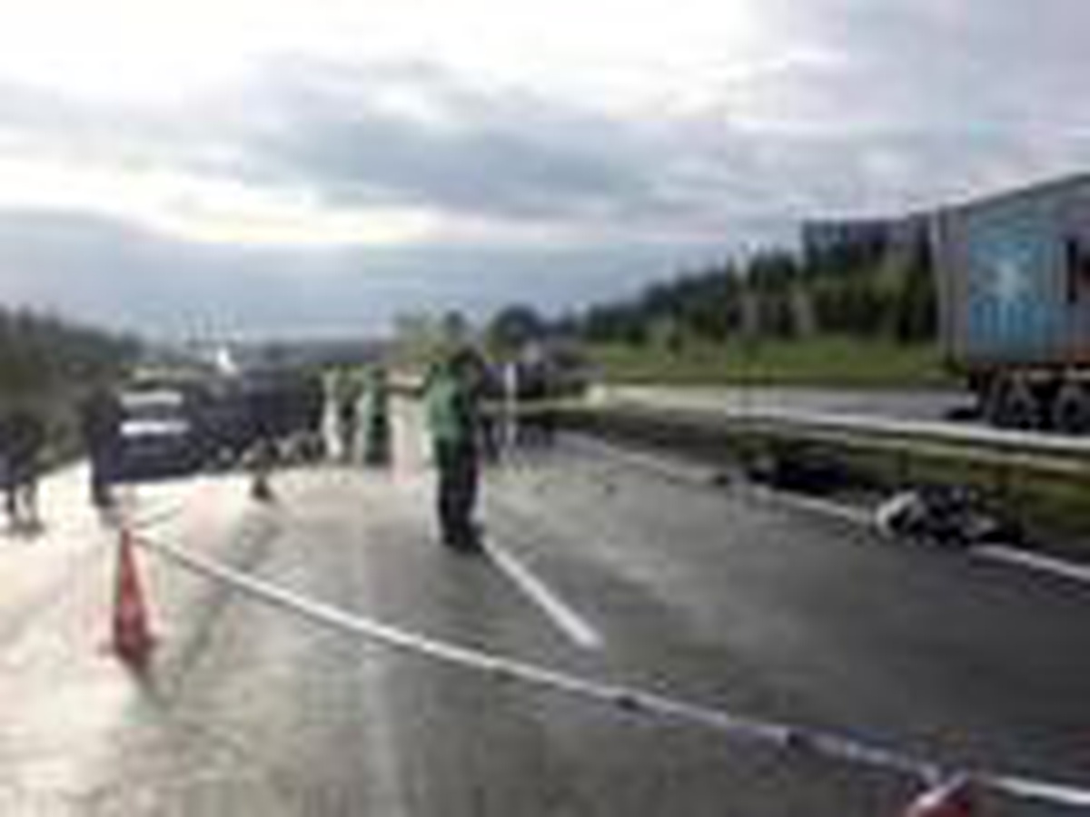 Trafiğe kapalı yolda otomobil motosikletle çarpıştı: 1 ölü,1 yaralı