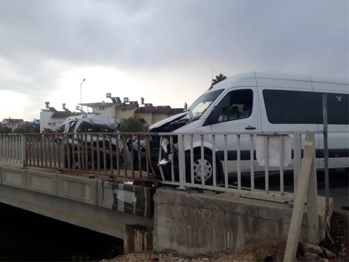 Antalya\'da servis aracı ve otomobil çarpıştı: 1 yaralı