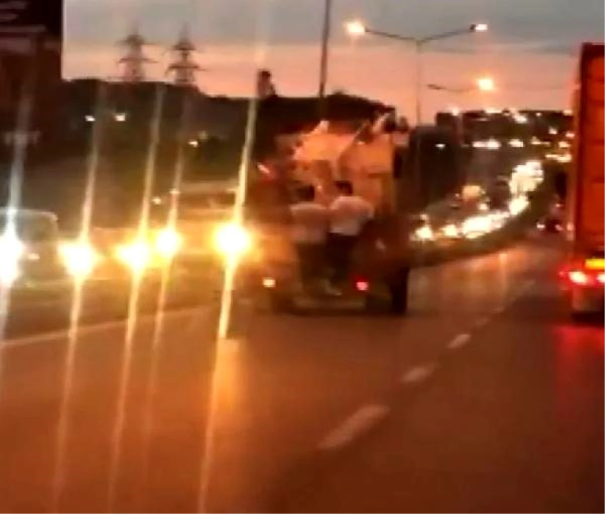 Son dakika haber: Arnavutköy\'de kamyonete tutunarak yapılan tehlikeli yolculuk kamerada