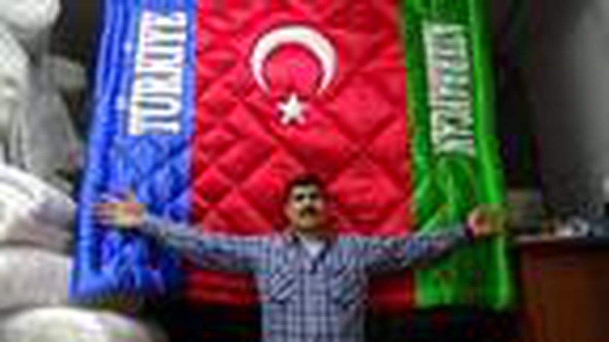 Azerbaycan ve Türk bayrağı desenli yorgan dikti