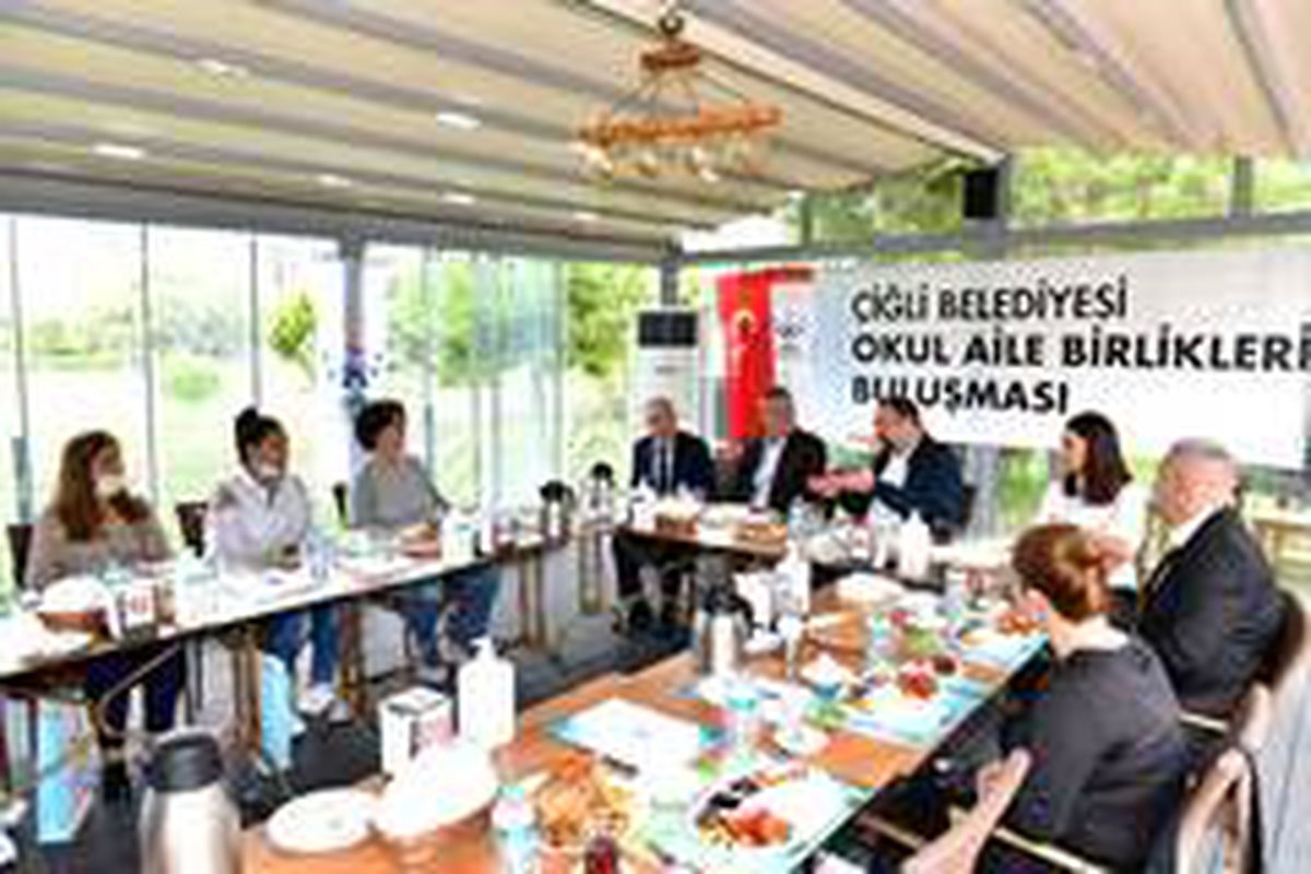Başkan Gümrükçü, okul aile birliği başkanlarıyla buluştu
