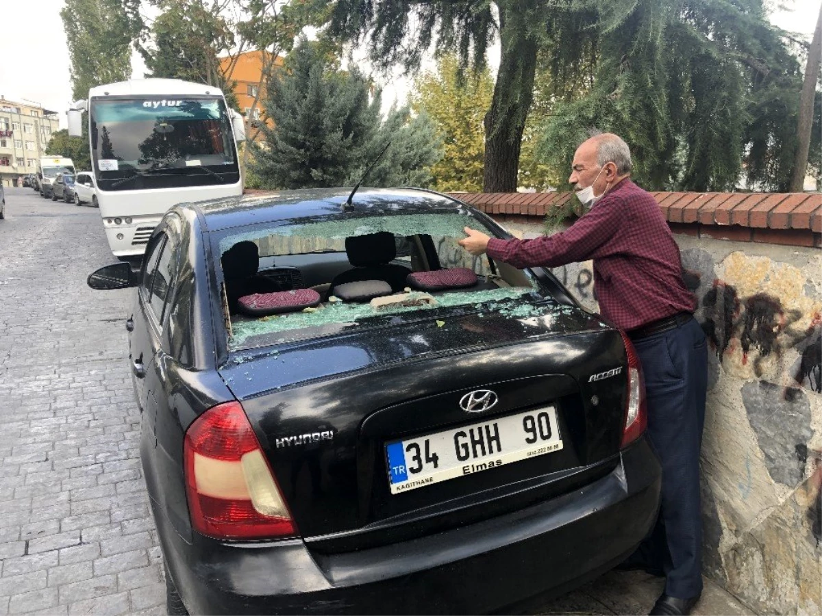 Beyoğlu\'nda park halindeki 4 aracın camını çekiçle kırıldılar