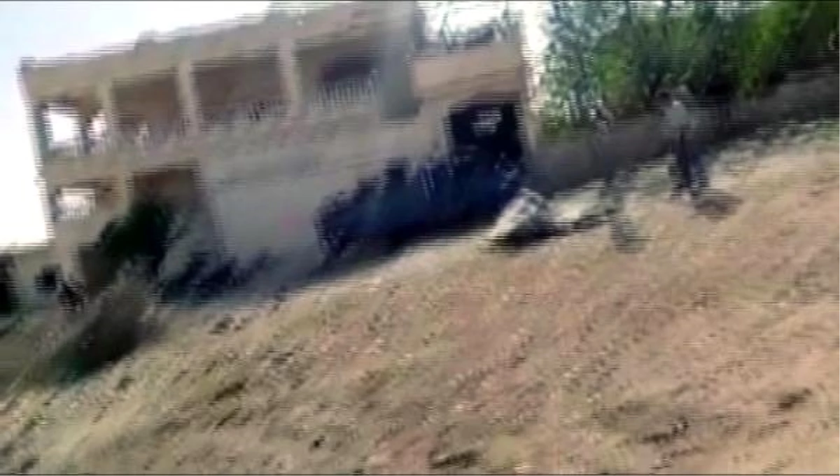 Son dakika haberi! İdlib\'de bir köy bombalandı: 5 yaralı