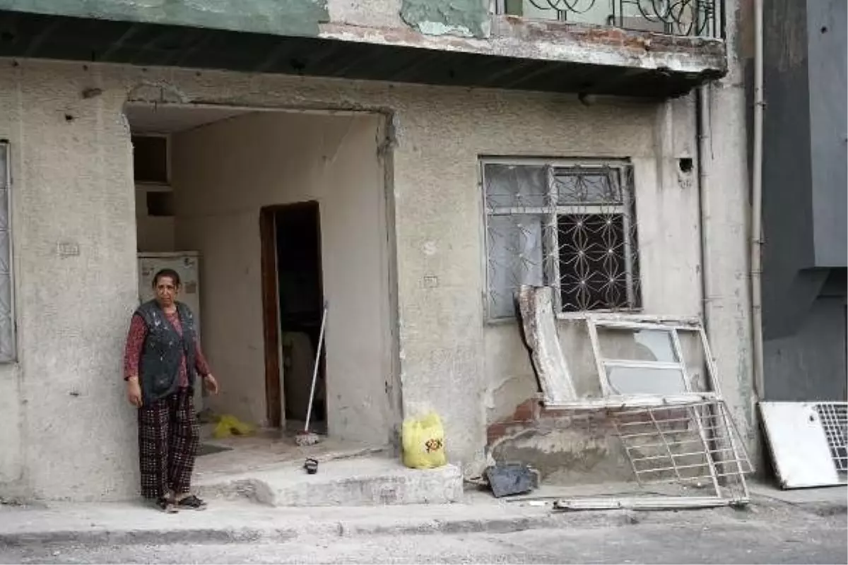 Son dakika haberleri! Kontrolden çıkan otobüs, evlere çarpıp durabildi: 6 yaralı (2)