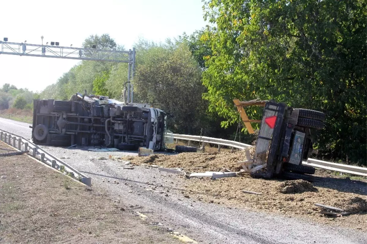 Küspe yüklü traktör ile kamyon çarpıştı: 2 yaralı