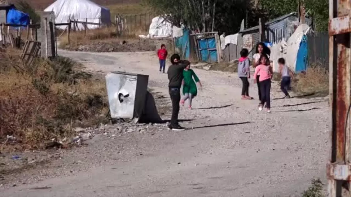 Mahalle imamı camiyi namaz vakitleri dışında sınıfa dönüştürüyor