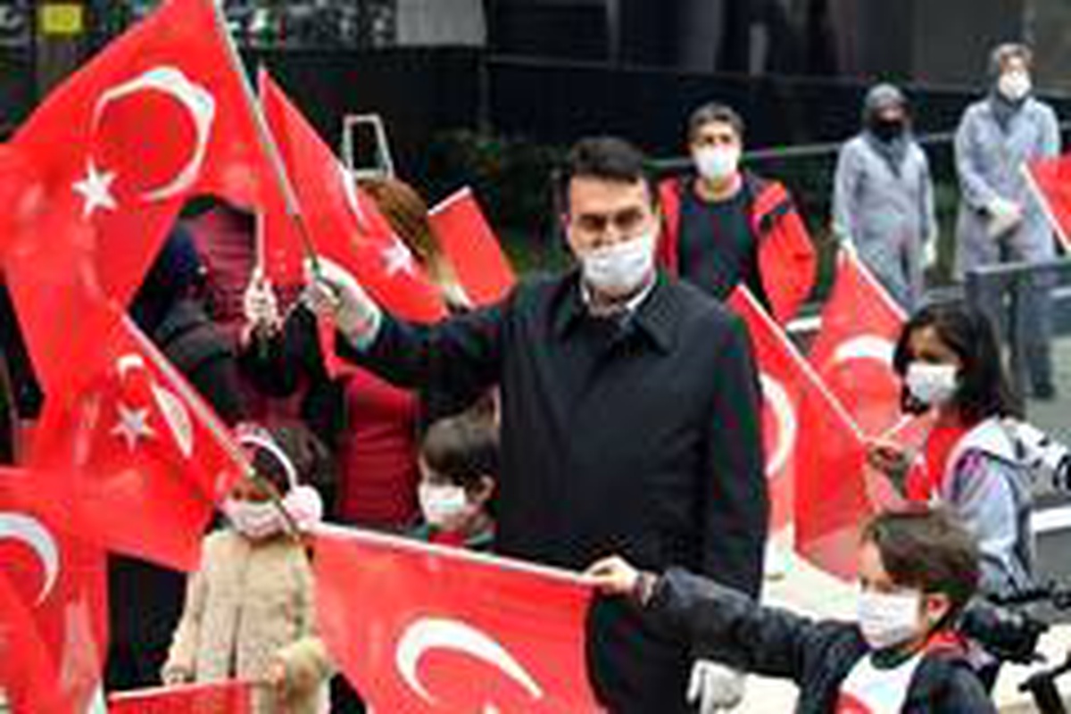 Osmangazi\'de Cumhuriyetin 97. yılı için 97 bin Türk Bayrağı