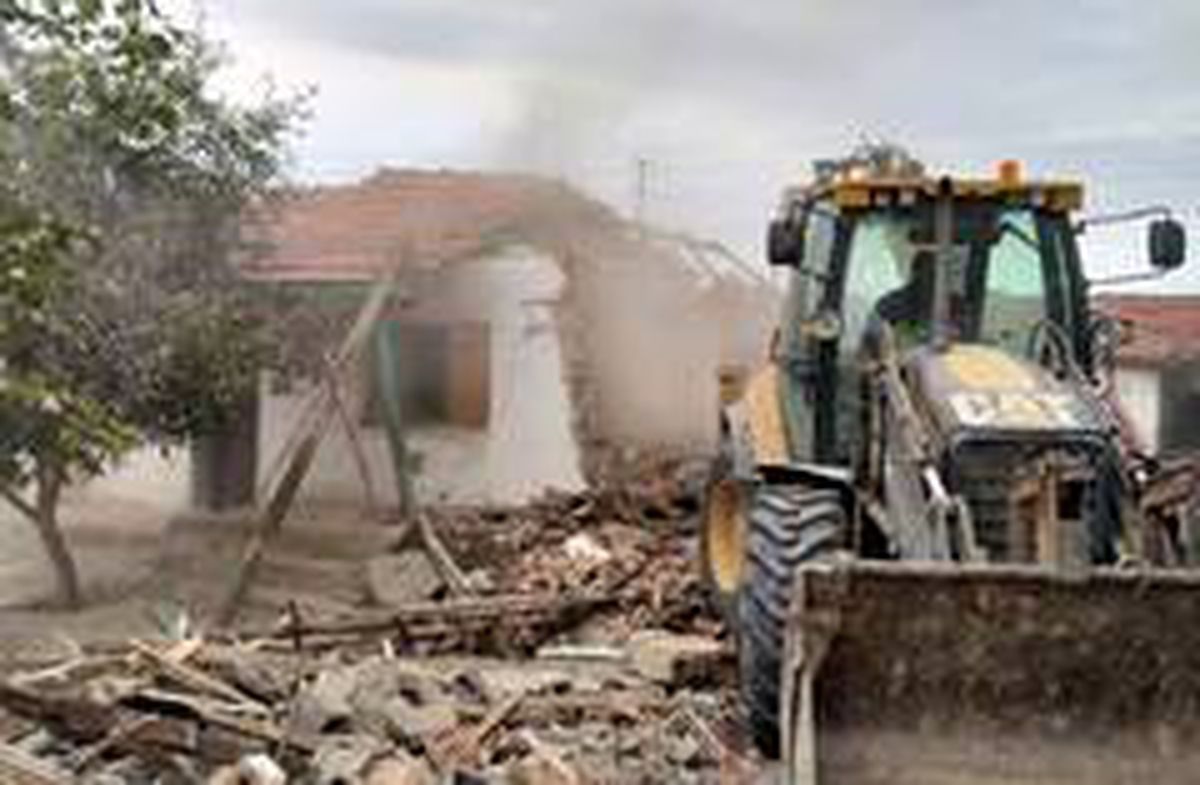 Tepebaşı\'ndaki metruk ve riskli binaların yıkımı sürüyor