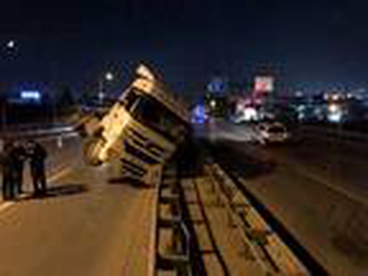 TIR bariyerlere devrildi, D-130\'da uzun araç kuyrukları oluştu