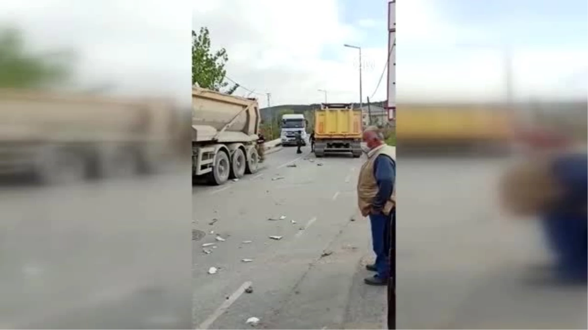 Arnavutköy\'deki trafik kazasında kamyon sürücüsü yaralandı