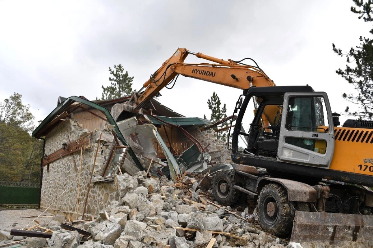 Bursa\'da kaçak lüks villa yıkıldı