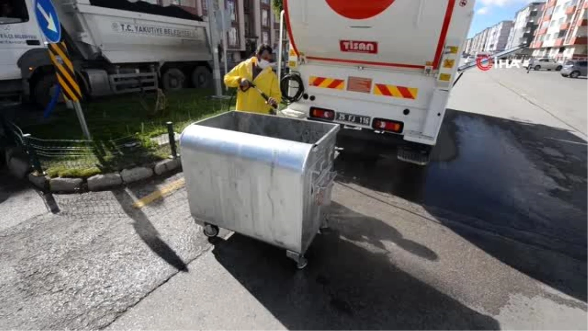 Çöp konteynerleri özel araçla dezenfekte ediliyor