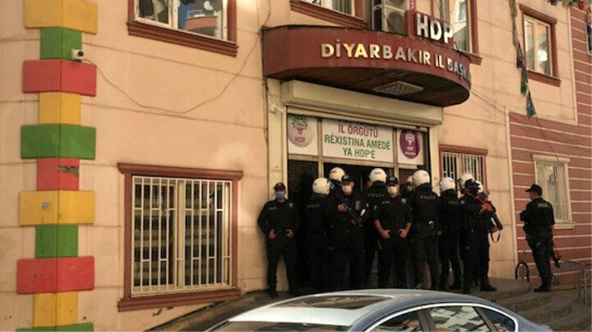 Diyarbakır\'da, HDP\'nin il ve ilçe binalarına polis operasyon! İlçe eş başkanları gözaltına alındı