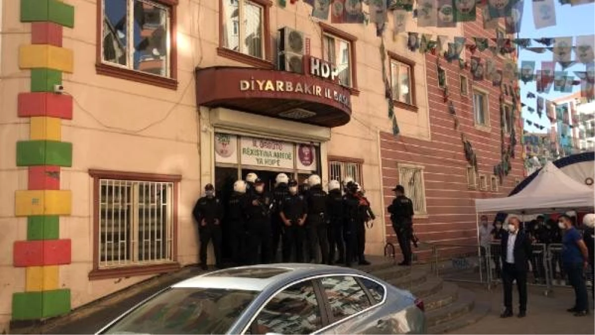 Diyarbakır\'da, HDP\'nin il ve ilçe binalarına polis operasyonu (1)