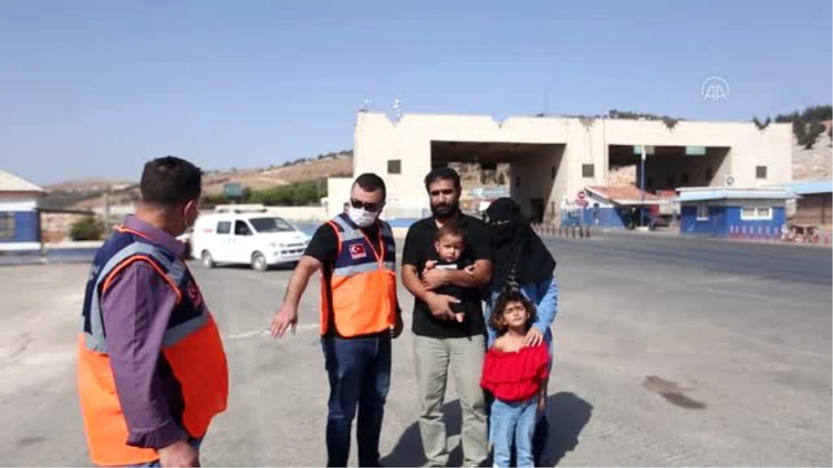Kol ve bacakları olmayan Muhammed bebek, Türkiye\'de kavuştuğu protez bacaklarıyla İdlib\'e döndü