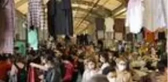 Pazarda alışveriş yapanlar sosyal mesafeye uymadı