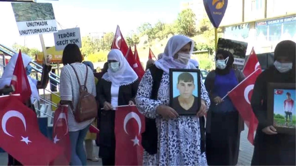 Son dakika haberi | Şırnak\'ta terör mağduru aileler HDP İl Başkanlığı binası önünde eylem yaptı