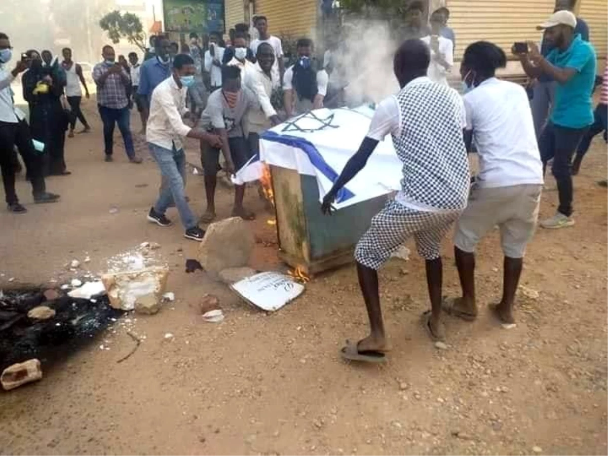 Sudan\'daki gösterilerde İsrail bayrağı ateşe verildi