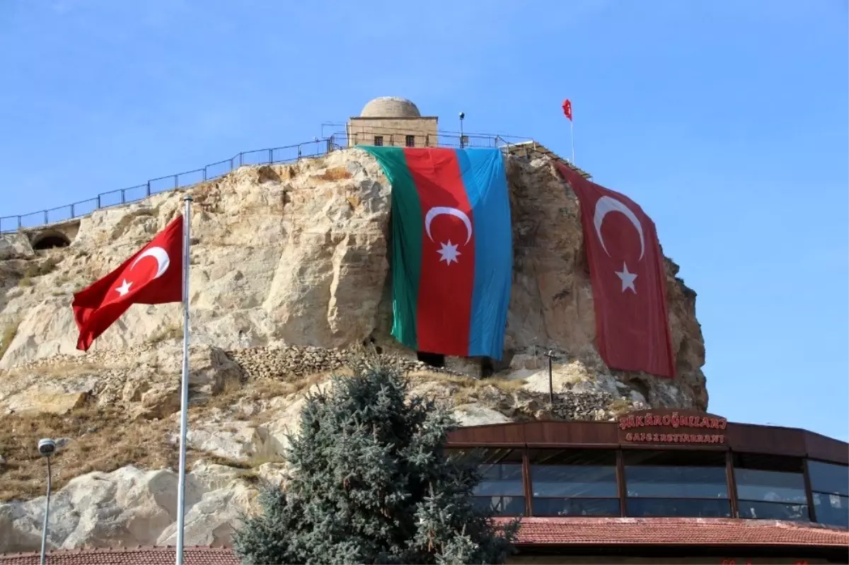 Tarihi Temenni Tepesinde Azerbaycan bayrağı dalgalanıyor