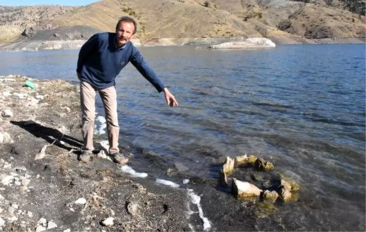 Baraj suları çekildi, köyün mezarlığı ortaya çıktı