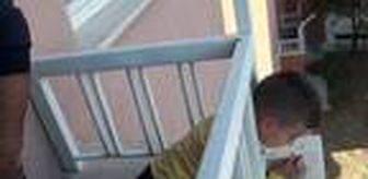 Başı, balkon demirine sıkışan çocuğu itfaiye kurtardı