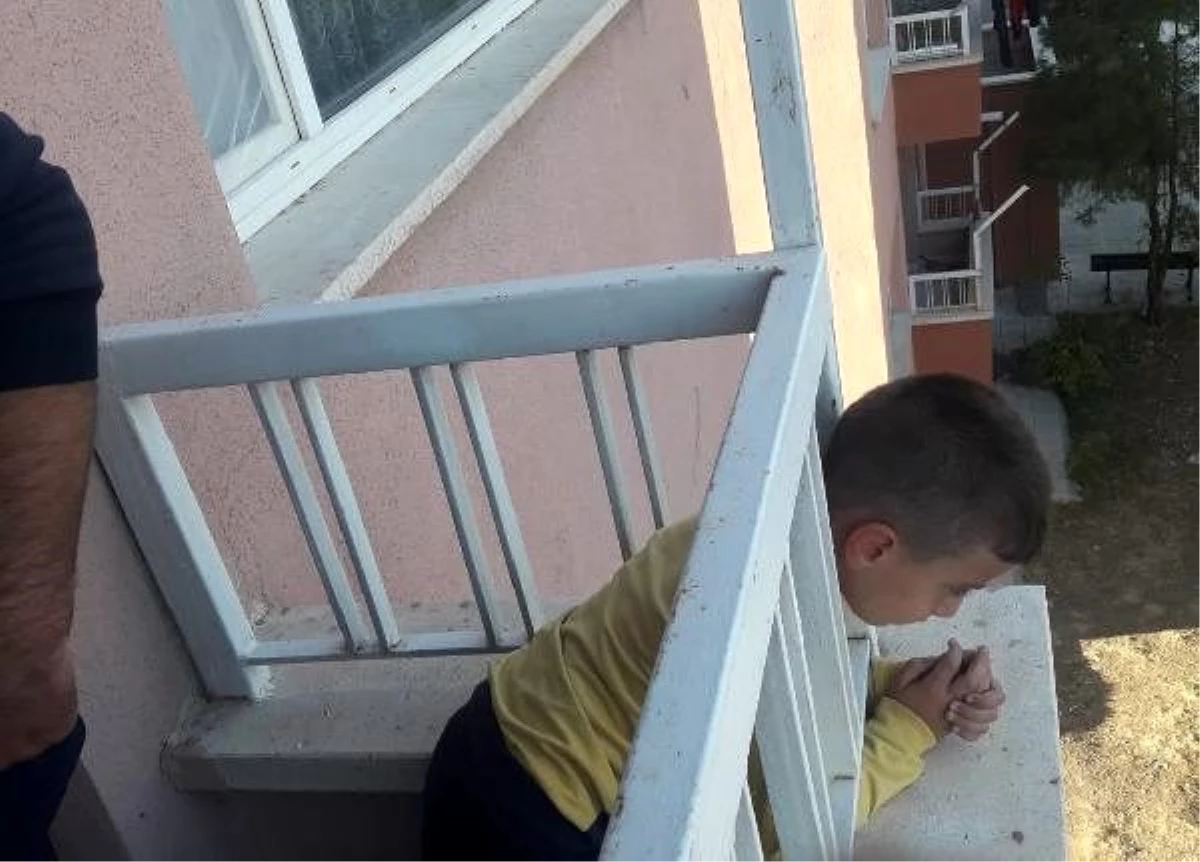 Başı, balkon demirine sıkışan çocuğu itfaiye kurtardı