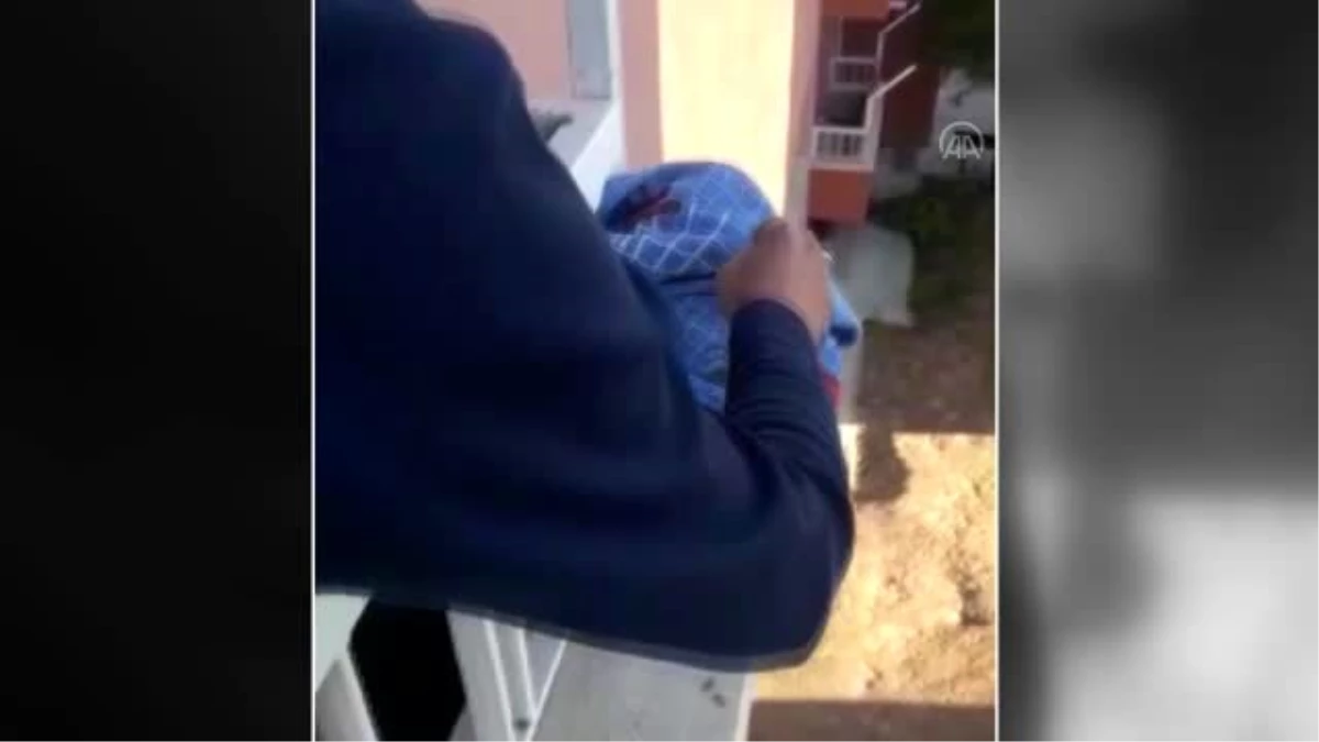 Başı balkon demirine sıkışan çocuk kurtarıldı