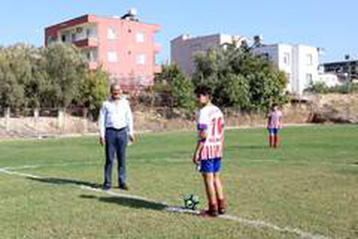 Başkan Tarhan, Cumhuriyet Kupası Futbol Turnuvasının başlama vuruşunu yaptı