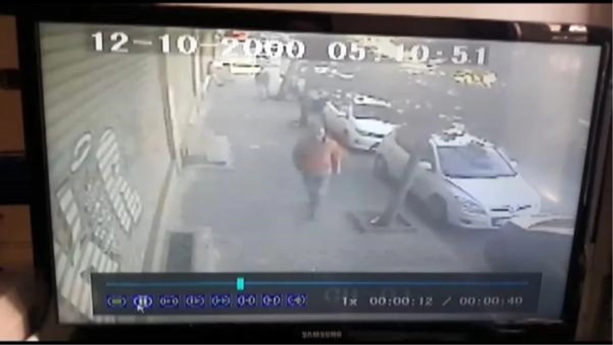 Bayrampaşa\'da genç kıza sokak ortasında bıçaklı saldırı