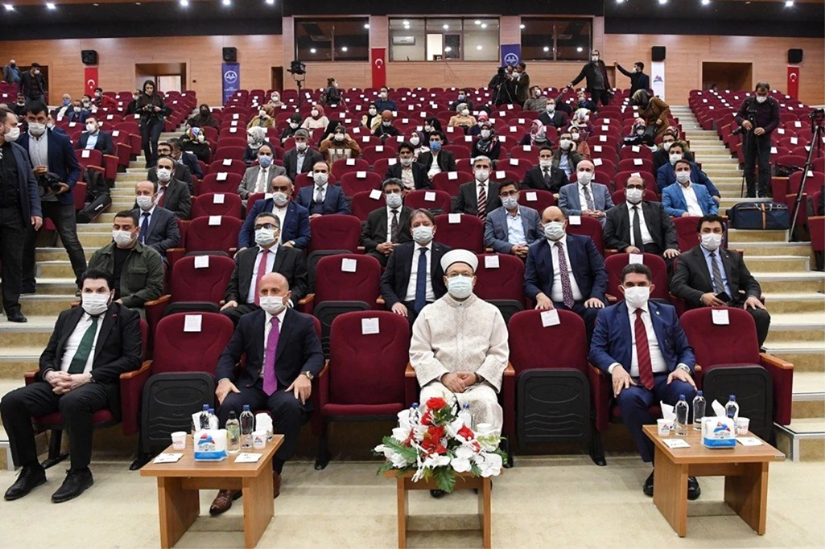 "Bilgi ve Hikmet Işığında İyi İnsan Yetiştirme İdealimiz" konferansı