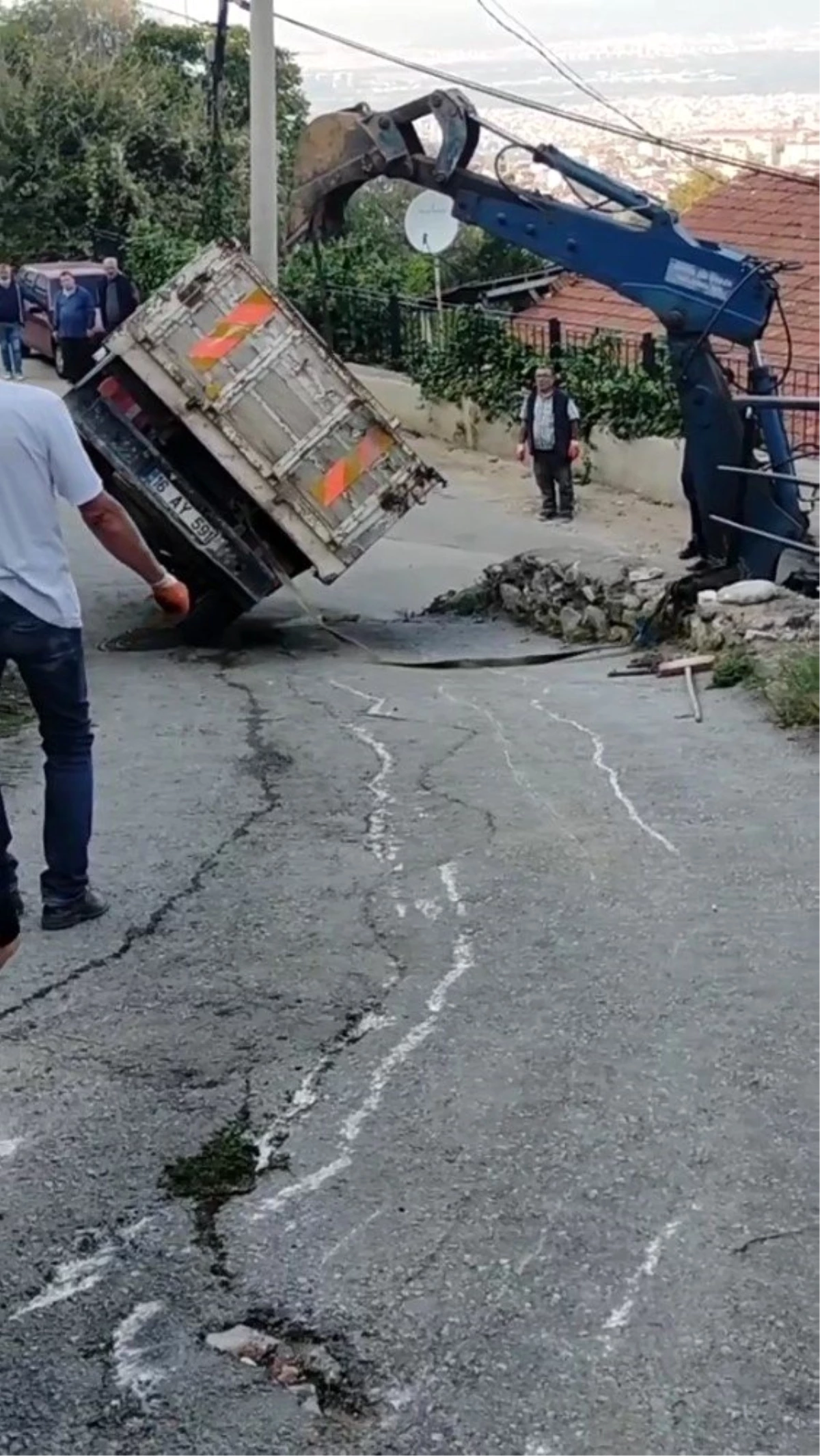 Bursa\'da yan yatan kamyonet vatandaşlara zor anlar yaşattı