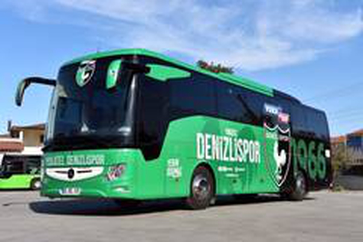 Denizli Büyükşehir Belediyesinden Yukatel Denizlispor\'a sıfır kilometre takım otobüsü
