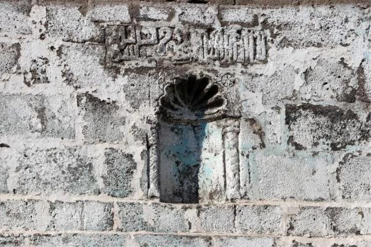 Diyarbakır\'da gecekonduların yıkılmasıyla kitabe ve nişler ortaya çıktı